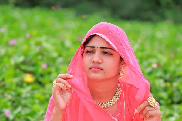 Retrato Cerca Una Joven India Atractiva Mujer Rubia Elegante Posando —  Fotos de Stock