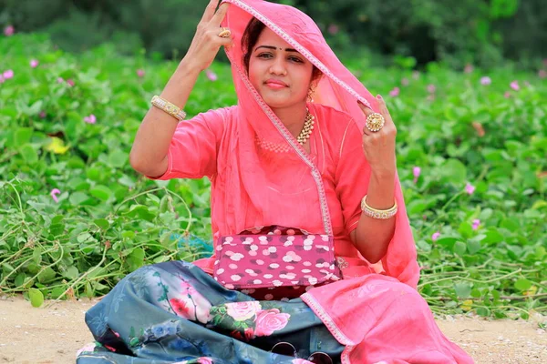 Індійська Жінка Художник Моди Сидить Саду Піднімаючи Вуаль Рукою Озираючись — стокове фото