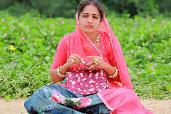 Una Joven India Atractiva Elegante Rubia Maquilladora Femenina Sentada Jardín — Foto de Stock
