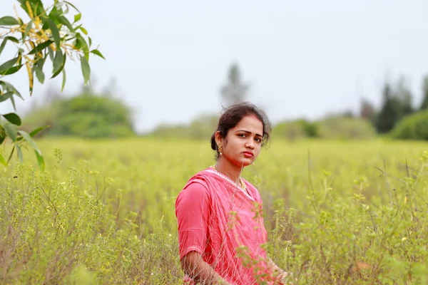 Ινδή Γυναίκα Που Ποζάρουν Στο Χωράφι Στην Ινδία — Φωτογραφία Αρχείου