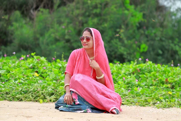 Een Jonge Vrouw Poseert Tuin Met Een Zonnebril — Stockfoto