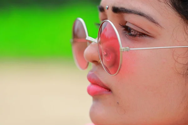 Profiel Bekijken Vrouw Gezicht Met Close Prachtige Lippen Dragen Ogen — Stockfoto