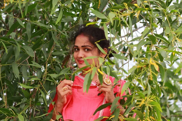 一位美丽的印度传统女人 面带微笑 生气勃勃地欣赏着从绿色灌木丛 概念到夏季时尚 印度文化的推广和本土实践的时尚 — 图库照片