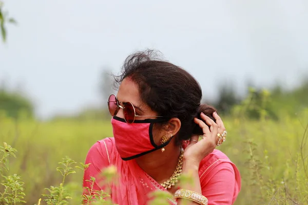 Μια Ινδική Νεαρή Κομψή Γυναίκα Ποζάρουν Ένα Πεδίο Φορώντας Μια — Φωτογραφία Αρχείου
