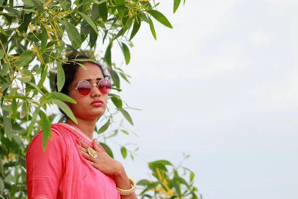 Młoda Kobieta Pozowanie Pięknej Tradycyjnej Sukni Noszenie Okularów Przeciwsłonecznych Stylu — Zdjęcie stockowe