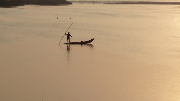 Una Silhouette Pescatore Seduta Una Barca Manuale All Alba Del — Video Stock