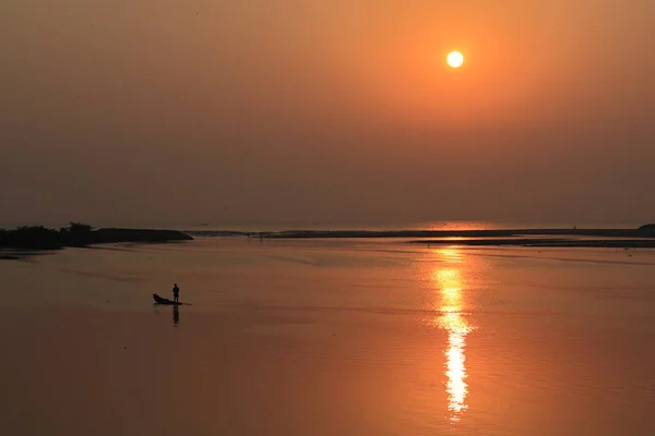 Landschaftsaufnahmen Des Flussdeltas Entstehen Wenn Die Volle Sonne Aus Dem — Stockfoto