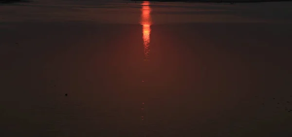 Bild Das Durch Leuchtend Goldrotes Sonnenlicht Wasser Des Sees Bei — Stockfoto