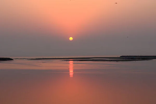 Sol Cheio Redondo Brilhante Levanta Oceano Confluência Rio Água Mar — Fotografia de Stock
