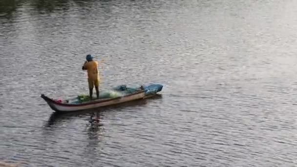 インドのチェンナイ タミルナドゥ 2020年10月7日 漁師がボートに乗って湖の水から網を集めて魚を捕まえようとしている — ストック動画