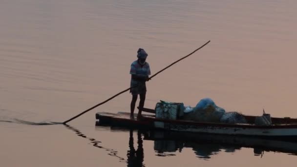 Chennai Tamil Nadu India Ott 2020 Pescatore Cavalca Una Barca — Video Stock