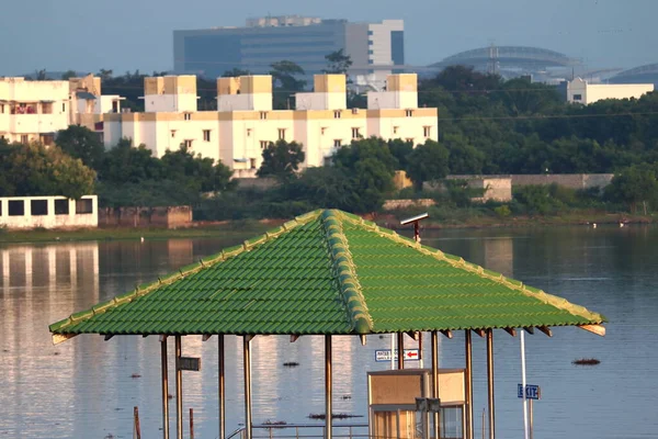 Hoekvormig Ijzerkleurig Groen Dak Hut Het Meer — Stockfoto