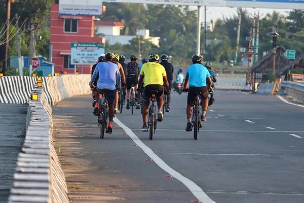 Genç Sporcular Sabah National Highway Bisiklet Sürüyorlar — Stok fotoğraf