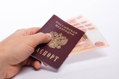 Rusya Federasyonu pasaportu Rus para birimi ile.