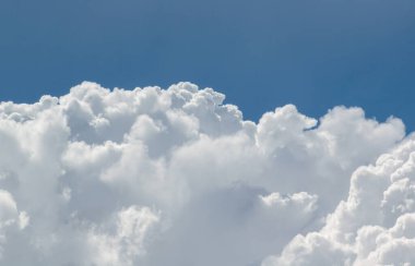 Güzel mavi gökyüzü ve üzerinde birkaç beyaz bulut.