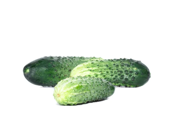 三个成熟的绿色黄瓜 在白色的背景上被分离出来 — 图库照片