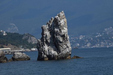  Şehrin arka planında küçük bir kaya