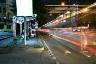 Otobüs yolda ilerliyor.