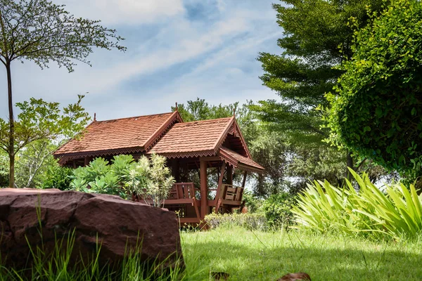 Güzel bir parkta ahşap pavyon