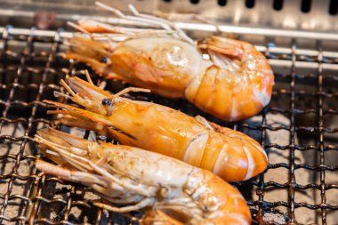 Fırın zeminli ızgara karides.