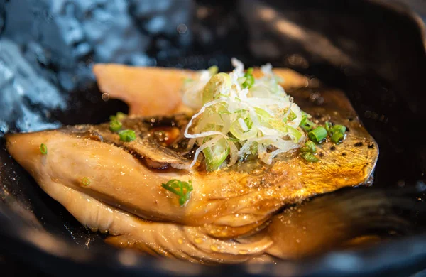 Soya soslu somon balığı kafası.