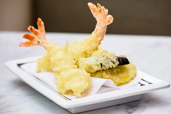 Beyaz bir tabakta karides tempura ve sebze tempurası, Japon yemekleri.,