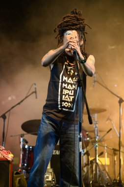 Khao Kho, Tayland - Fab 2, 2024: Jesada Teerapinan, T-Bone grubundan Gap T-Bone olarak da bilinir, 2024 Khao Kho Festivali 'nde bir konser verdi..