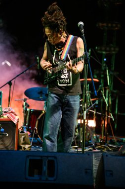 Khao Kho, Tayland - Fab 2, 2024: Jesada Teerapinan, T-Bone grubundan Gap T-Bone olarak da bilinir, 2024 Khao Kho Festivali 'nde bir konser verdi..