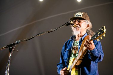 Khao Kho, Tayland - Fab 2, 2024: Surachai Chantimathawn, Caravan grubundan Nga Caravan olarak da bilinir, 2024 Khao Kho Festivali 'nde bir konser verdi..