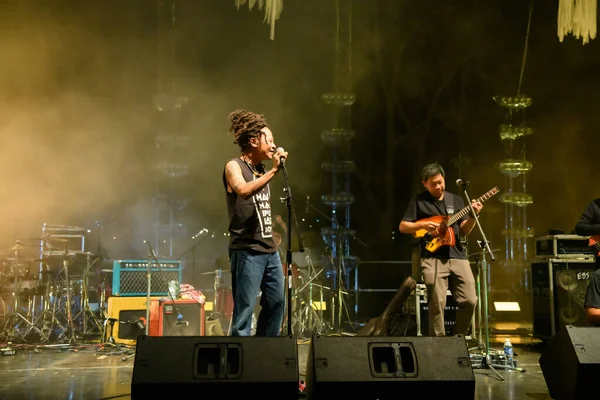 Khao Kho, Tayland - Fab 2, 2024: Jesada Teerapinan, T-Bone grubundan Gap T-Bone olarak da bilinir, 2024 Khao Kho Festivali 'nde bir konser verdi..