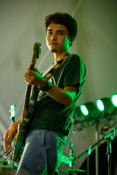 Khao Kho, Tayland - Fab 2, 2024: Pikanes (Kantram) Juntimathawn, Nga Karavanı 'nın oğlu olarak da bilinir. Khao Kho Festivali 2 2024 'te karavan grubuyla performans sergilemek.