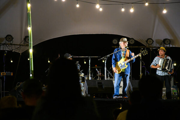 Khao Kho, Thailand - Fab 2, 2024: Surachai Chantimathawn, также известный как Nga Caravan из группы Caravan, дает концерт на Khao Kho Festival 2024.