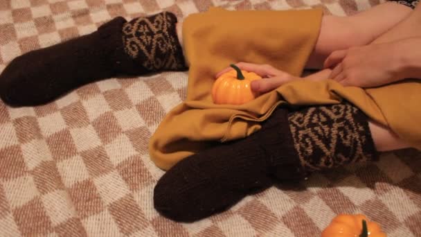 Seorang Gadis Muda Memegang Labu Musim Gugur Berbaring Atas Selimut — Stok Video