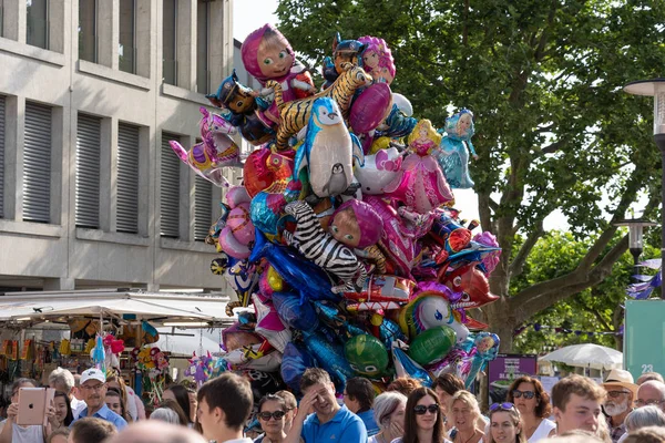 4 Temmuz'da Jugendfest Brugg 2019'da Rutenzug'da okul çocuklarının geleneksel geçit töreninde ki insanlar.