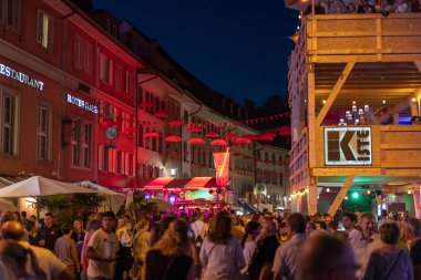 Stadtfest Brugg 24 Ağustos 2019. kırmızı şemsiye asılı ve gece kiraz kuşu ile brugg ışıklı eski şehir.