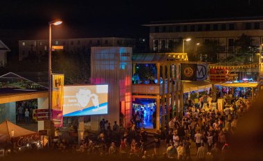Stadtfest Brugg 24 Ağustos 2019. sokak fotoğrafçılığı. Luca Hni duyurusu ile üstten ana cadde görünümünde Brugg de Eisi yerleştirin ve yüz kişi gece yürüyüş ve zevk ile