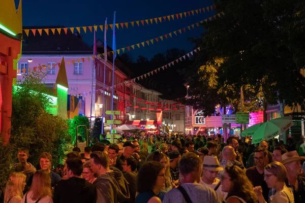 Stadtfest Brugg 24 Ağustos 2019. Stadfest Brugg sırasında brugg ışıklı ana cadde.