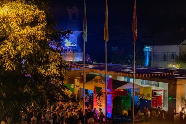 Stadtfest Brugg 24 Ağustos 2019. sokak fotoğrafçılığı. Gece yürüyen ve sokak festivali zevk yüzlerce insan ile üstten ana sokak görünümünde Brugg de Eisi yerleştirin.