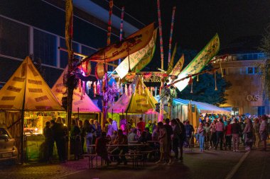 Stadtfest Brugg 24 Ağustos 2019. sokak fotoğrafçılığı. Kumar Hint Gıda ve Caipirinha Bar insanlar ve hint süslemeleri ile.