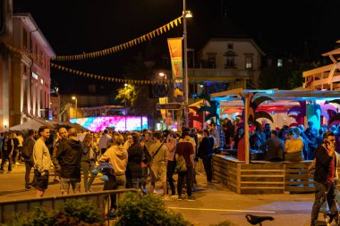 Stadtfest Brugg 24 Ağustos 2019. sokak fotoğrafçılığı. Baywatch Bar, Rettungsschwimmer Wasserschloss'tan. İsviçreli cankurtaran.