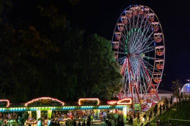 Stadtfest Brugg 24 Ağustos 2019. sokak fotoğrafçılığı. Brugg gece Lunapark.