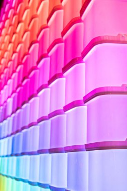 Kubus Kolor gece seçici odak ile duvar aydınlatılmış. Stadtfest Brugg 24 Ağustos 2019.