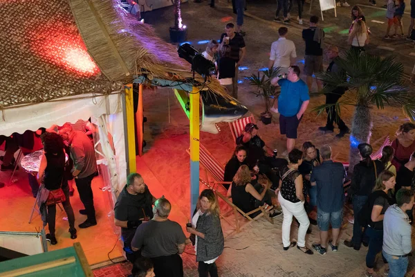 Stadtfest Brugg 24 augusti 2019. gatufotografi. Dekorerad gatufestival med människor på Playa de Brugg på natten. — Stockfoto
