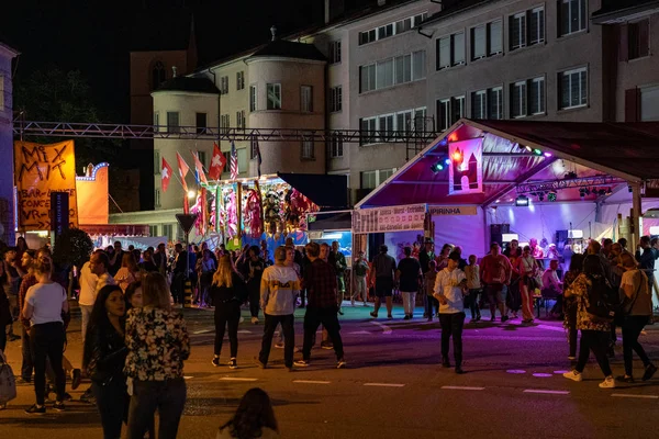 Stadtfest Brugg 24 Ağustos 2019. sokak fotoğrafçılığı. Stadl brugg asılı bir bayrak ile bir inşaat bir buluşma yeridir.