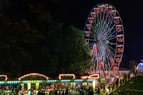 Stadtfest Brugg 24 augusti 2019. gatufotografi. LunaPark på natten i Brugg. — Stockfoto