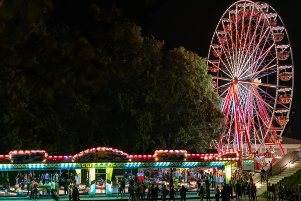 Stadfest Brugg 24 augusti 2019. gatufotografi. LunaPark på natten i Brugg. — Stockfoto