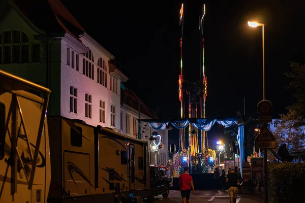 Stadtfest Brugg 24 Ağustos 2019. sokak fotoğrafçılığı. Brugg okul Stapfer yakınlarındaki gece arka bahçesinde Playground. — Stok fotoğraf