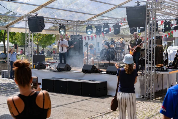 Stadtfest Brugg 25 sierpnia 2019. fotografii ulicznej. Dwoje dzieci wykonuje piosenkę na gitarze i perkusji z zespołem 101 Degrees. — Zdjęcie stockowe