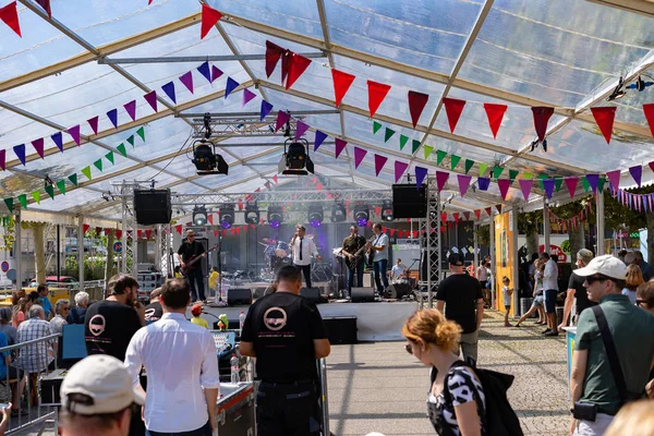 Stadtfest Brugg 25. Ağustos 2019. sokak fotoğrafçılığı. Grup pazar öğleden sonra Eisi-Bhne adlı sahnede çalıyor..