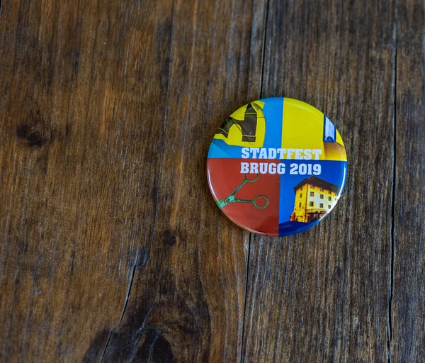 Stadtfest Brugg 25 Ağustos 2019. Stadtfest Brugg pin seçici odak ile ahşap bir masa üzerinde. — Stok fotoğraf